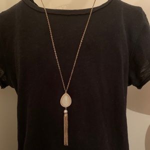 NWOT Francesca’s pendant tassel necklace